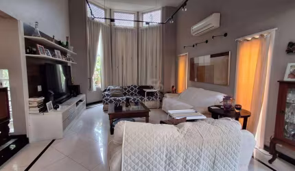 Casa duplex em Itacoatiara, com 3 quartos sendo 3 suítes, hidromassagem, na segunda quadra da praia, 2 vagas cobertas.