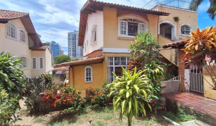 Casa térrea, tipo apartamento, de 4 quartos, 1 suíte, ampla, vista livre, quintal, 1 vaga.