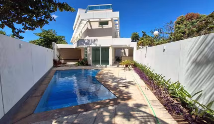 Casa triplex no picolé de Camboinhas com 4 suítes, fino acabamento, 3 vagas. Piscina e churrasqueira.