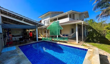 Casa Alto Padrão 4 Dormitórios com Piscina em Condomínio Fechado