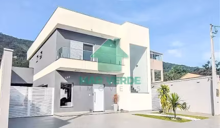 Sobrado Espetácular 3 Suítes com Piscina em Condomínio Fechado