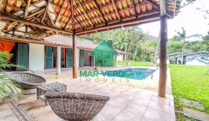 Casa com 4 lotes e 5 Dormitórios e Piscina em Condomínio Exclusivo no Mar Verde I