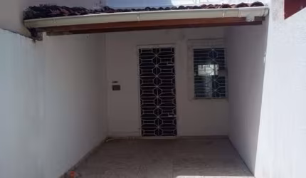 Casa no Petromar 2/4 em Stella Maris - Quintal e vaga de garagem privativa - Aluga-se