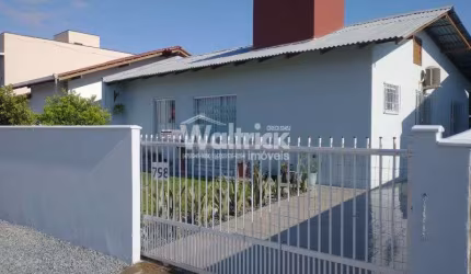 Casa Averbada Localizada no Bairro Itacolomi em Balneário Piçarras á 800 Metros da Praia.