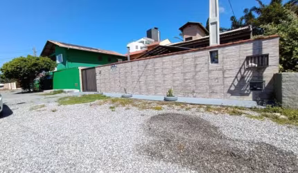 Casa Localizada no Bairro Praia de Armação à 100 Metros da Praia.