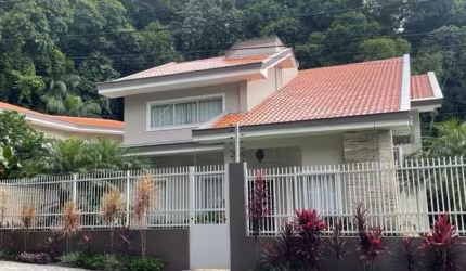 Casa à venda na Rua Hellmuth Strelow, 41, América, Joinville por R$ 3.750.000