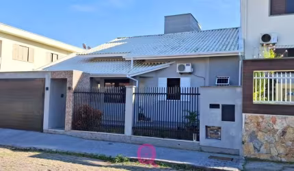 Casa SEMIMOBILIADA disponível para venda no Bairro de Oficinas.