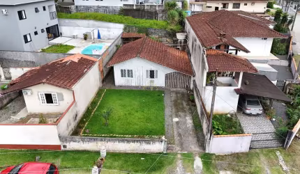 Casa de madeira  muito bem localizada entre os bairros Iririú e saguaçu!