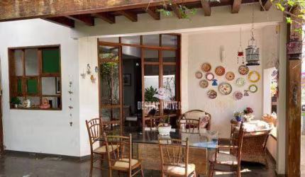 Sobrado com 4 quartos à venda, bairro Saraiva - Uberlândia/MG
