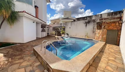 Sobrado com 5 quartos à venda, bairro Morada da Colina - Uberlândia/MG