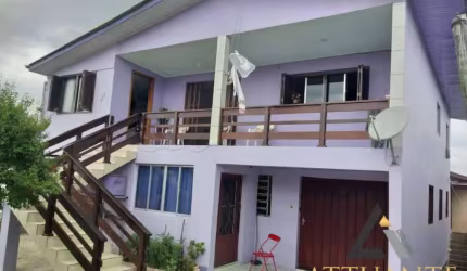 Duas residências no bairro Serrano