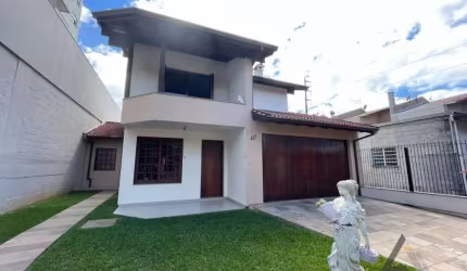 Casa com pátio - Bairro Desvio Rizzo