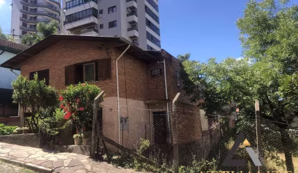 Terreno com duas frentes ao lado do Clube Juvenil