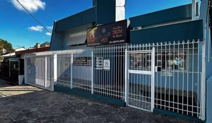 Casa residencial com ponto comercial No Bairro Madureira