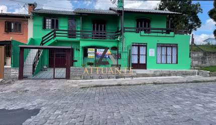 Casa com 2 moradias e sala comercial no Bairro Santo Antônio