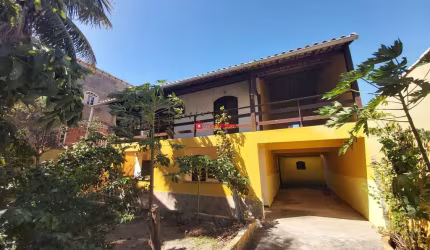Excelente casa com 4 quartos e quintal.