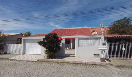 Casa em condomínio fechado com 4 quartos à venda na Avenida das Flores, 80, Campo Redondo, São Pedro da Aldeia, 195 m2 por R$ 630.000