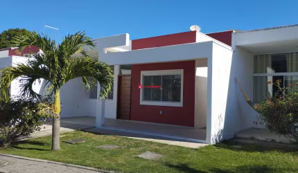 Excelente casa em condomínio, com 2 quartos e uma suíte, a 150 metros da praia.