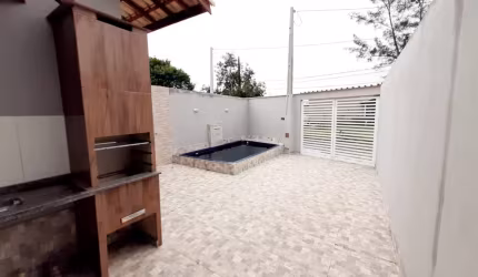 CASA NA PRAIA COM PISCINA E CHURRASQUEIRA - 02 QUARTOS  E 02 BANHEIROS