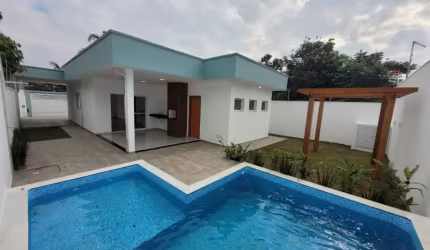 CASA NOVA NA PRAIA COM PISCINA E A 100 METROS DA PRAIA