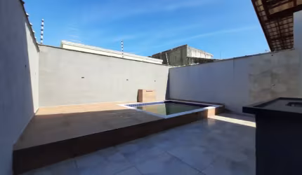 LINDA CASA NA PRAIA LADO PRAIA EM RUA PAVIMENTADA A MENOS DE 500 METROS DA PRAIA