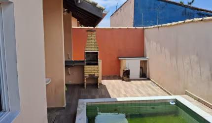 CASA NA PRAIA COM CORREDOR LATERAL - PISCINA E ÁREA GOURMET PRIVATIVAS