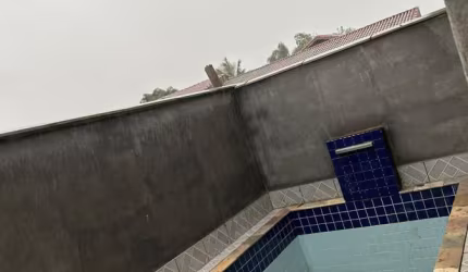 CASA EM CONDOMÍNIO FECHADO COM PISCINA E CHURRASQUEIRA PRIVATIVAS