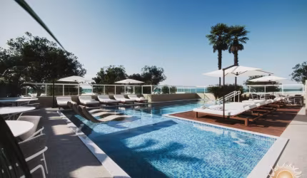 APARTAMENTO DE LUXO EM CONDOMÍNIO PÉ NA AREIA