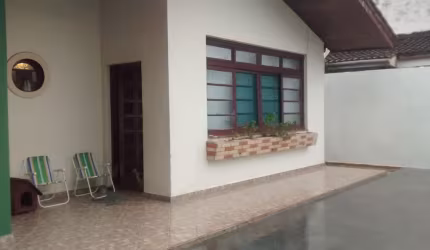 CASA NA PRAIA COM EDÍCULA E A 300 METROS DO MAR