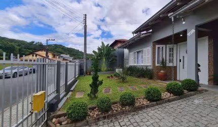 Residência Averbada com 3 Dormitórios e Área de Festas com Piscina no Bom Retiro, Joinville/SC