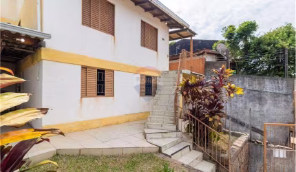 Casa 5 quartos, salão amplo com churrasqueira e fogão à lenha