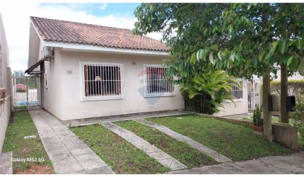 Casa 2 dormitórios, com 1 suíte, piscina aos fundos.