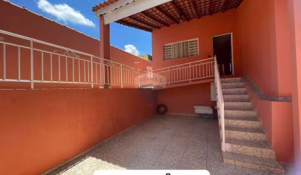 Venda - Casa com Piscina - 3 dormitórios - 300 mts² - Jarinú/SP