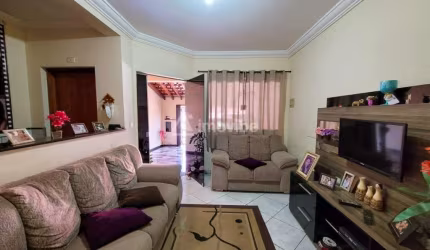 Sobrado a venda no Jardim Dona Regina, 150m² de terreno, 254m² de construção.