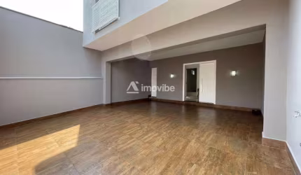 Casa assobradada com dois dormitórios no Centro da cidade de Santa Bárbara D'Oeste.