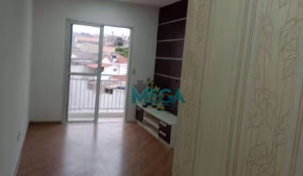 Apartamento com 3 dormitórios , 1 banheiro, repleto de armários.