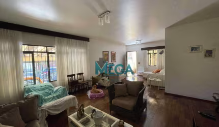 Belíssima casa com 4 quartos sendo 1 suíte, 4 banheiros, Living para 3 ambientes amplos..