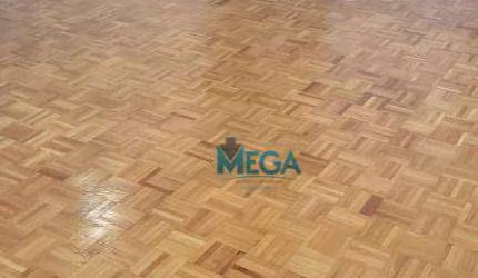 Apartamento de 2 dormitórios sendo 1 suíte, sala ampla para 2 ambientes, sacada envidraçada. Repleto e armários!