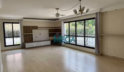 Apartamento de 3 dormitórios, sendo 1 suíte , com pequena varanda.