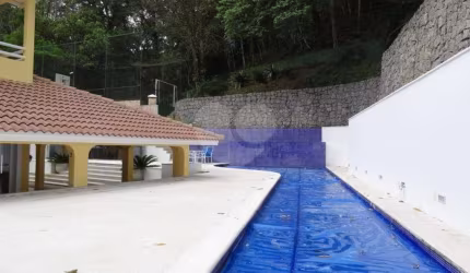 CASA ALTO PADRÃO EM CONDOMÍNIO NO PÉ DA SERRA, ABAIXO DA AVALIAÇÃO