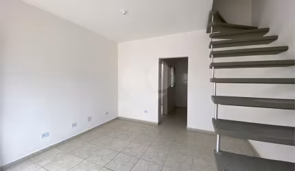 Sobrado em condomínio fechado com 2 dormitórios, 1 banheiro, cozinha, sala e lavanderia,