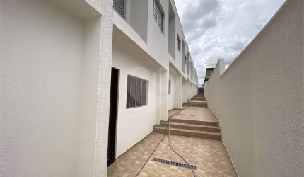 Sobrado em condomínio fechado com 2 dormitórios, 1 banheiro, cozinha, sala e lavanderia