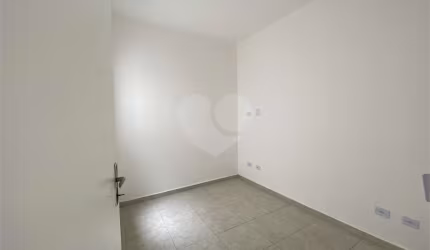 Sobrado em condomínio fechado com 2 dormitórios, 1 banheiro