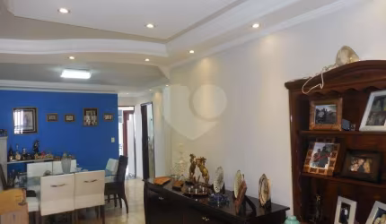 Lindo sobrado com piscina no residencial Santa Terezinha