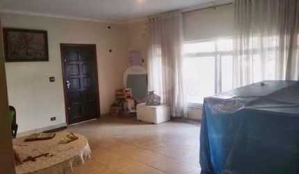 Casa no bairro do Tremembé. Construção sólida. Precisa de modernização