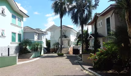 Casa em condomínio fechado no Jardim Floresta, 3 suítes, área gourmet, piscina, 4 vagas.