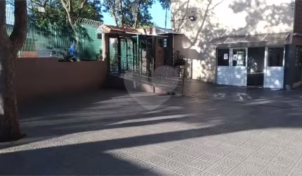 Apartamento todo reformado com 2 dorms.