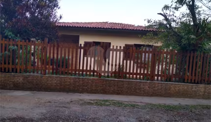 Casa térrea Tremembé, muito espaçosa, com 3 dormitórios, 1 suíte, sala e cozinha amplas, 4 vagas,