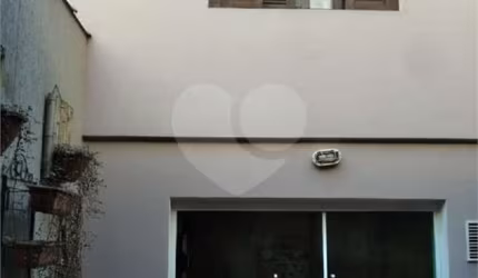 Sobrado com 02 dorms e 02 vagas bem localizado!