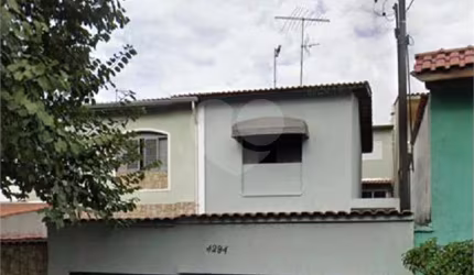 Excelente terreno com duas ótimas casas com 06 vagas de garagem.